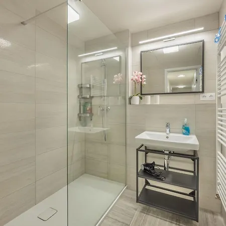 Novy Smichov-2 By Interhome * Prag